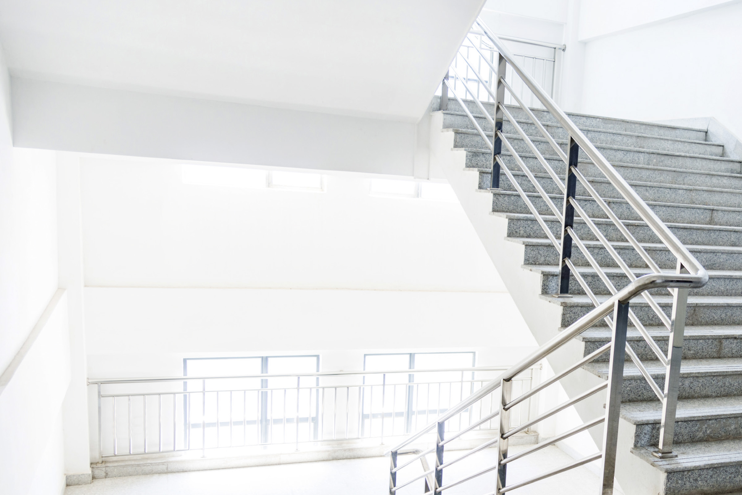 Treppenhaus mit weißen Wänden