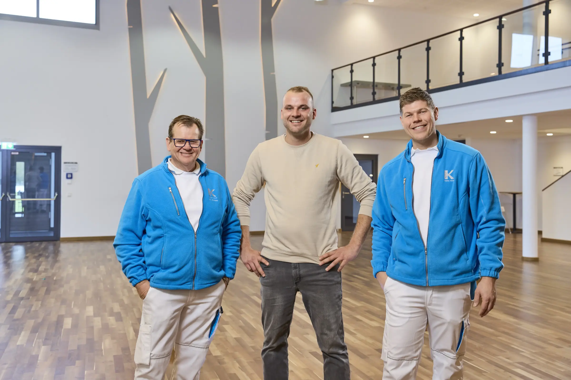 Painting team and SÜDWEST sales representative in the foyer