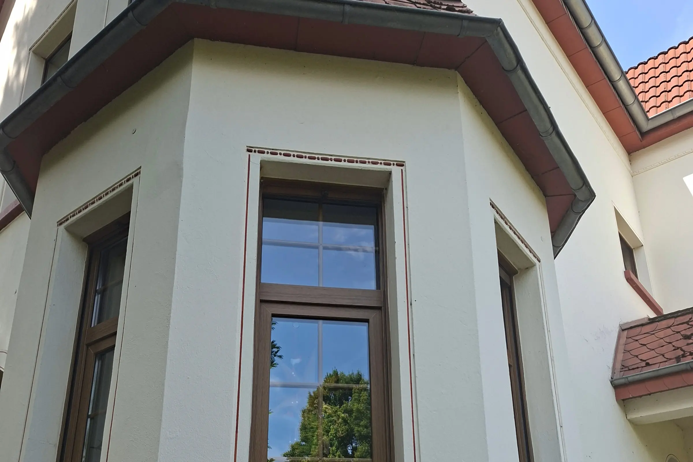 Nahaufnahme Erker mit Fenstern